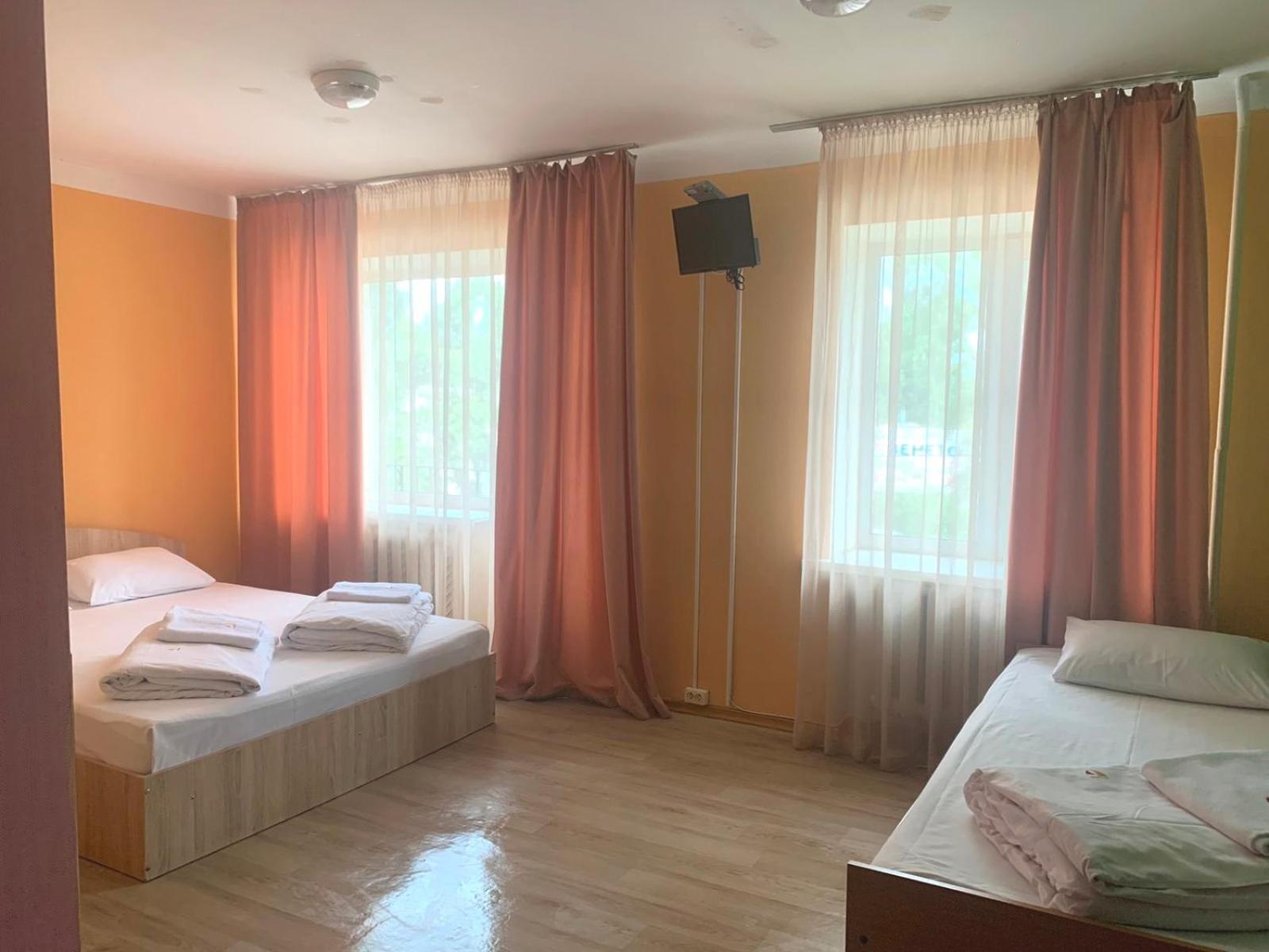 Hostel Podolski Plus Kiev Buitenkant foto